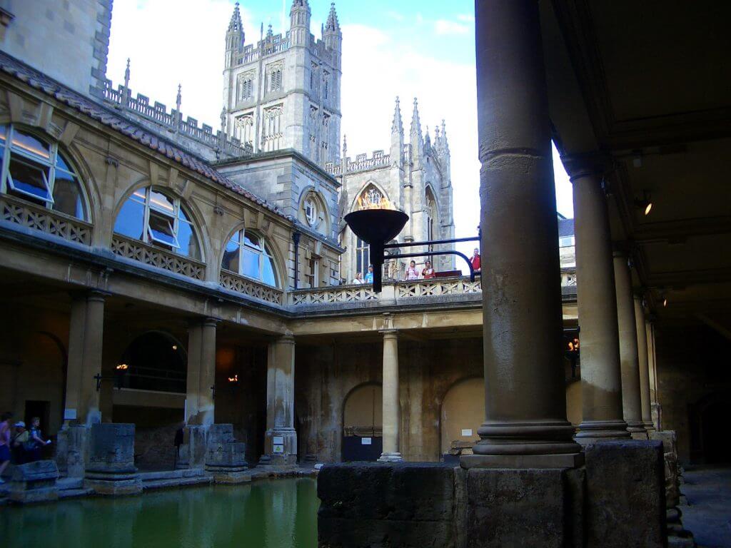 View of the Great Roman Bath with Bath Abbey behind for tailor-made tours of the UK